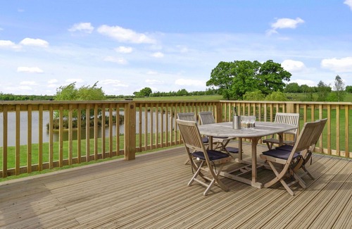 Hertford House | Stunning villa for 6 people with hot tub, TV, terrace and pets allowed