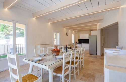 Bauduen House | Stunning villa for 8 guests with WIFI, TV, terrace and pets allowed