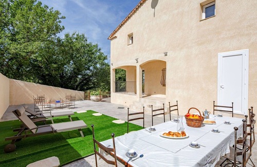 Bauduen House | Stunning villa for 8 guests with WIFI, TV, terrace, pets allowed and parking