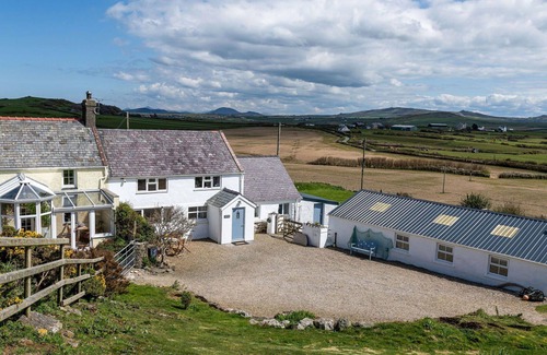 Garn Fadryn House | Stunning villa for 8 people with WIFI, TV and balcony