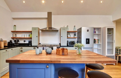 Summerbridge House | Stunning villa for 8 people with WIFI and parking