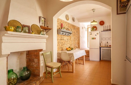 Binissalem House | Stunning villa for 4 guests with WIFI, A/C, TV, patio and parking