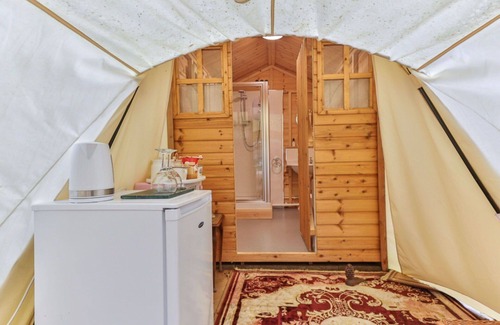 Alkborough House | Stunning villa for 16 guests with hot tub, WIFI, TV and pets allowed