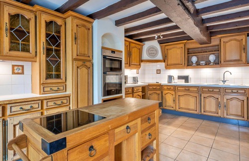 Bridgnorth House | Stunning villa for 8 people with hot tub, WIFI, terrace, pets allowed and parking