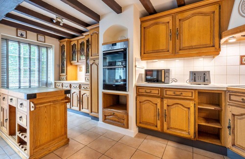Bridgnorth House | Stunning villa for 8 people with hot tub, WIFI, terrace, pets allowed and parking