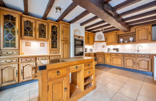 Bridgnorth House | Stunning villa for 8 people with hot tub, WIFI, terrace, pets allowed and parking
