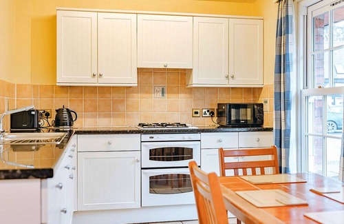 Eaton Mascott House | Stunning villa for 4 people with WIFI, TV and pets allowed