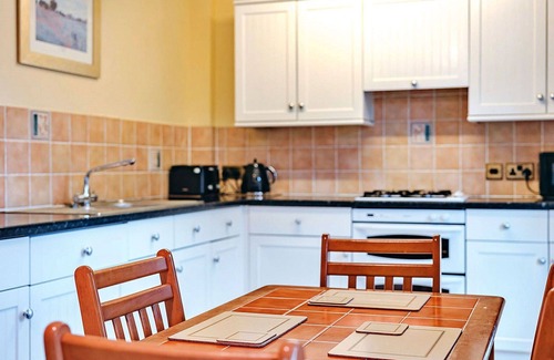 Eaton Mascott House | Stunning villa for 4 people with WIFI, TV and pets allowed