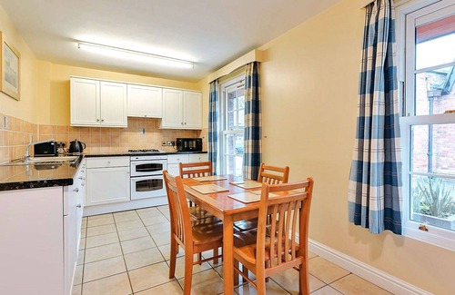 Eaton Mascott House | Stunning villa for 4 people with WIFI, TV and pets allowed