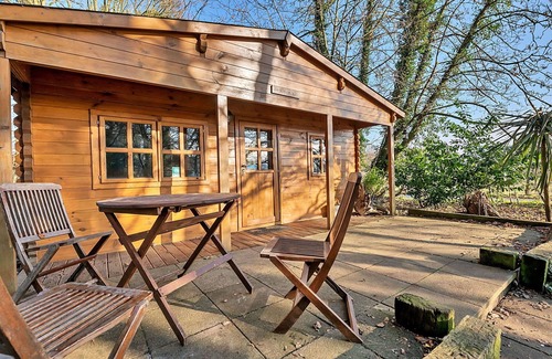 West Stow House | Stunning villa for 4 guests with WIFI, terrace, pets allowed and parking