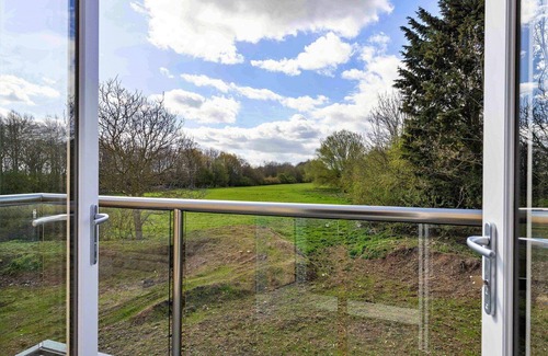 Thurlby House | Stunning villa for 6 guests with WIFI, pets allowed and parking