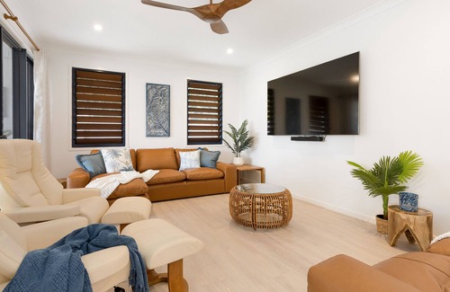 Twin Waters House | Stunning Waterfront Coastal Retreat, sleeps 13