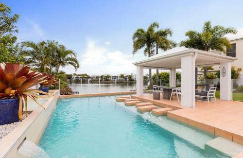 Twin Waters House | Stunning Waterfront Coastal Retreat, sleeps 13