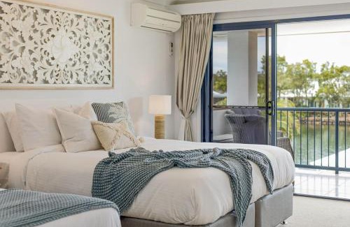 Twin Waters House | Stunning Waterfront Coastal Retreat, sleeps 13