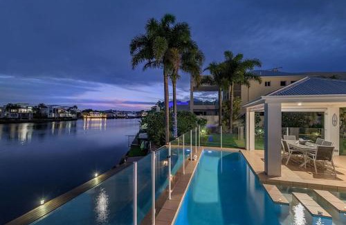 Twin Waters House | Stunning Waterfront Coastal Retreat, sleeps 13