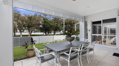 Bellara House | Stunning Waterfront Home with pool - Sylvan Beach Esp, Bellara