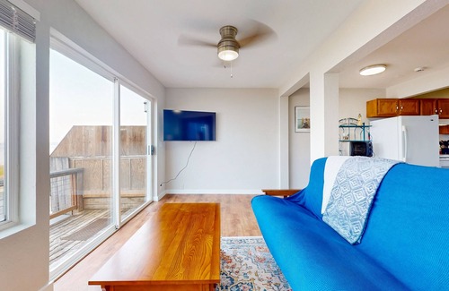 Clinton House | Stunning waterfront townhouse with private deck, full kitchen & water views