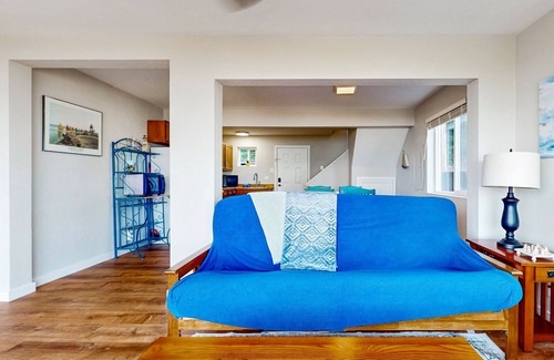 Clinton House | Stunning waterfront townhouse with private deck, full kitchen & water views