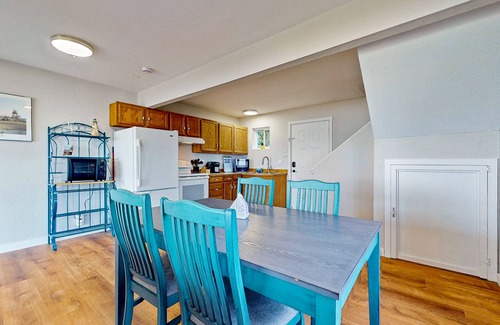 Clinton House | Stunning waterfront townhouse with private deck, full kitchen & water views