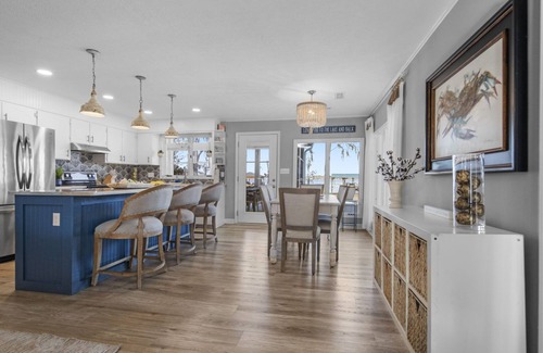 White Lake House | Stunning Waterfront Home & Panoramic Lake Views