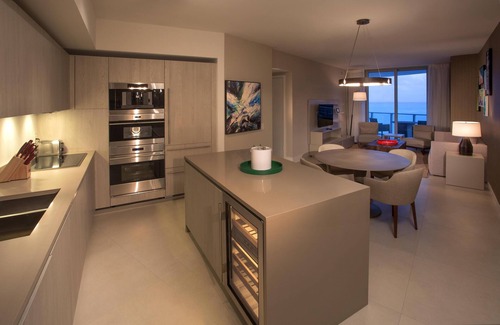 Hollywood South Central Beach Resort | Stunning well maintained 2-Bed Suite, Ocean Front Location, Walk to Diplomat