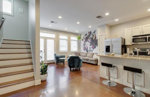West End House | Stunning West end Condo - close to everything Nashville has to offer!