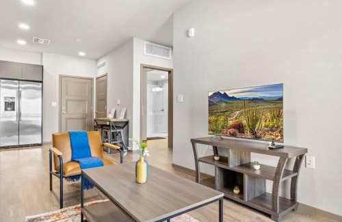 Glendale Sports and Entertainment District Apartment | Stunning Westgate CozySuites by stadium with pool 4