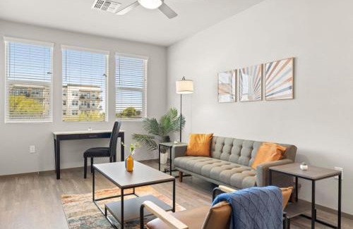 Glendale Sports and Entertainment District Apartment | Stunning Westgate CozySuites by stadium with pool 10