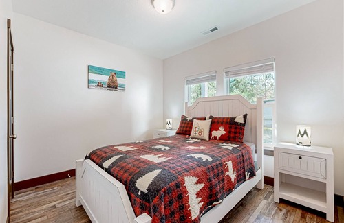 Fir Grove Estates House | Stunning wilderness retreat with firepit, hammock, AC, & W/D