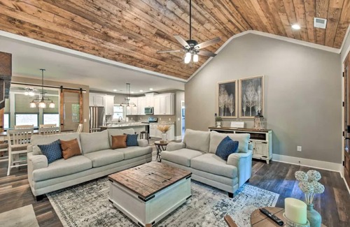 Ellijay Cabin | Stunning Woodsy Retreat w/Hot Tub + Firepit Near Vineyards/Orchards/Downtown