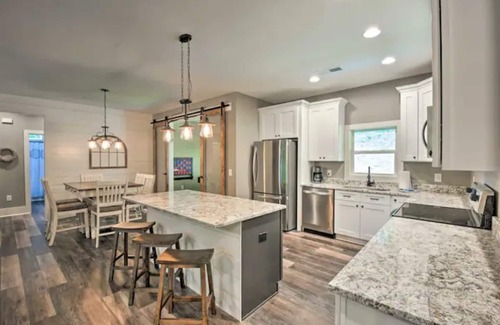 Ellijay Cabin | Stunning Woodsy Retreat w/Hot Tub + Firepit Near Vineyards/Orchards/Downtown