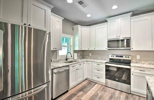 Ellijay Cabin | Stunning Woodsy Retreat w/Hot Tub + Firepit Near Vineyards/Orchards/Downtown