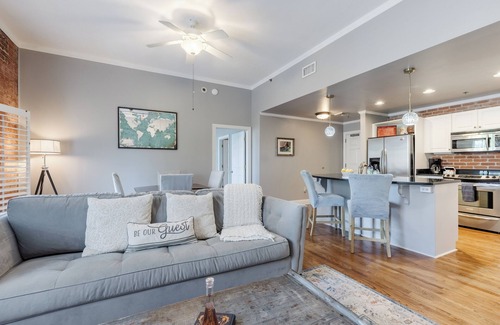 Greenville Downtown Apartment | Stylish 1 BDRM just off Main St with King Bed