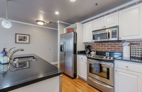 Greenville Downtown Apartment | Stylish 1 BDRM just off Main St with King Bed