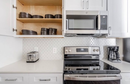 Ryland Apartment | Stylish 1 bed 1 bath apartment- 10 mins from the bay