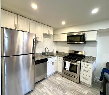 Northeast Apartment | Stylish 1 Bed - 5 min walk to Metro, free parking!