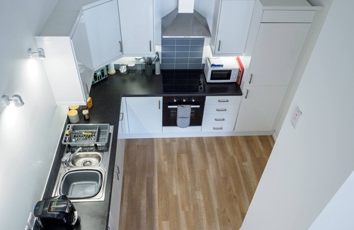 Falmouth Cottage | Stylish 1 bed property with shared pool/hot tub nr Falmouth/Helford River