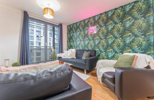 Theatreland Birmingham Apartment | Stylish 1-Bedroom Apartment with Balcony, Family-Friendly, Free Parking & WiFi, Sleeps 3