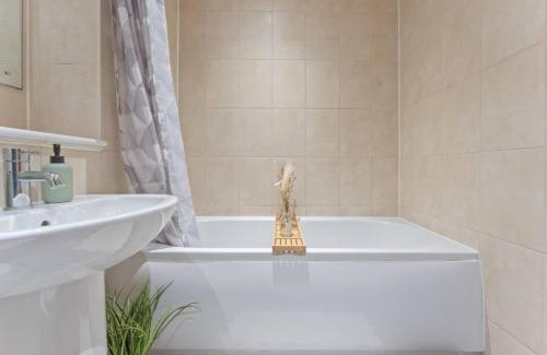 Theatreland Birmingham Apartment | Stylish 1-Bedroom Apartment with Balcony, Family-Friendly, Free Parking & WiFi, Sleeps 3