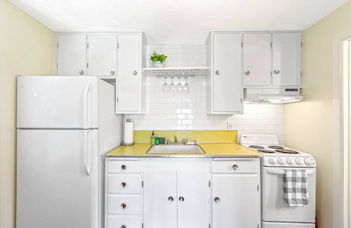 Bayview House | Stylish 1950s cottage with large deck, grill, full kitchen, & free WiFi