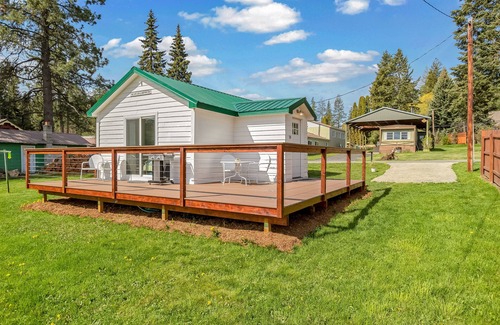 Bayview House | Stylish 1950s cottage with large deck, grill, full kitchen, & free WiFi