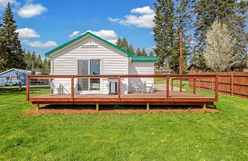 Bayview House | Stylish 1950s cottage with large deck, grill, full kitchen, & free WiFi
