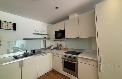 Larkhall Apartment | Stylish 1BD Flat in Gated Community, Clapham