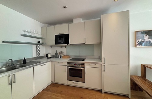 Larkhall Apartment | Stylish 1BD Flat in Gated Community, Clapham
