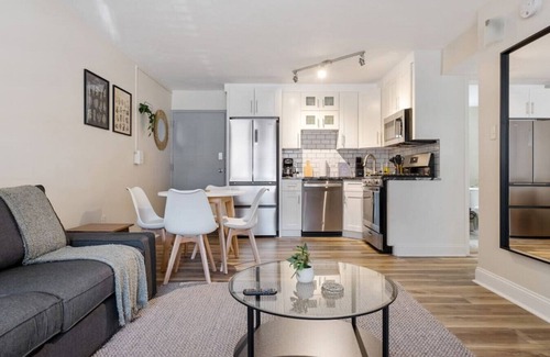 Pittsburgh Apartment | Stylish 1BR East Liberty Apt | King Bed Parking