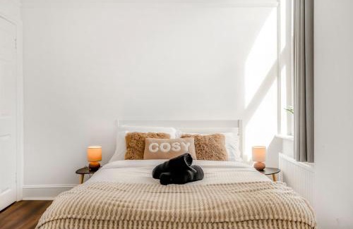Croham Apartment | Stylish 1BR Flat-Terrace-Free Parking-Rail Station