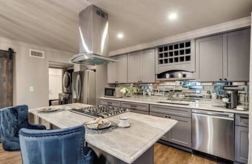 Peak's Suburban Addition Condo | Stylish 1BR furnished condo in Central Dallas with high-end kitchen, Nespresso coffee, 65” smart TV, king bed with premium mattress, and award-winning courtyard retreat.