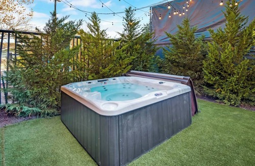 Peak's Suburban Addition Condo | Stylish 1BR furnished condo in Central Dallas with high-end kitchen, Nespresso coffee, 65” smart TV, king bed with premium mattress, and award-winning courtyard retreat.