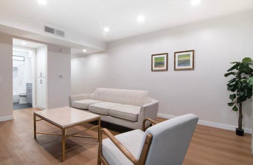 Van Nuys Apartment | Stylish 1BR Near Universal Studios with Parking