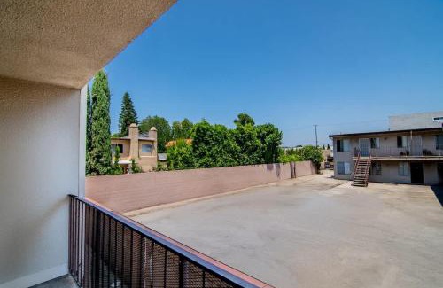 Van Nuys Apartment | Stylish 1BR Near Universal Studios with Parking